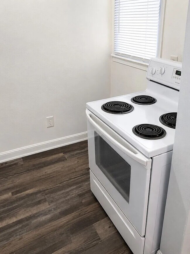 Foto del edificio - Room in Apartment on Overland Heights