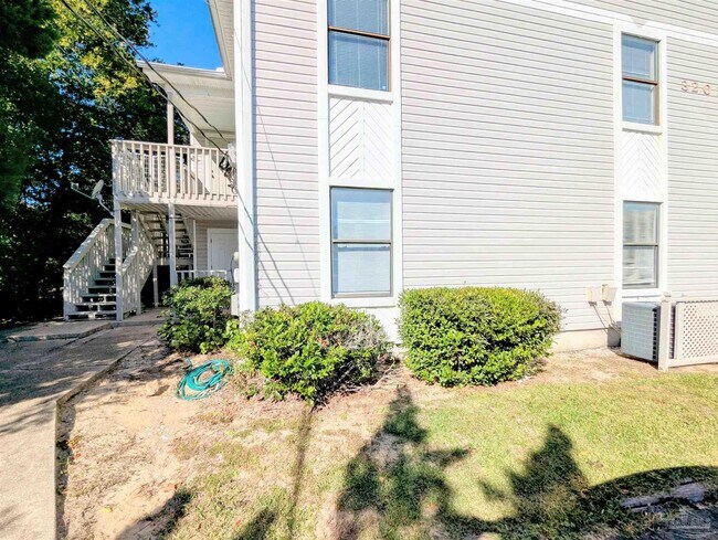 Building Photo - 3202 Redwood Ln