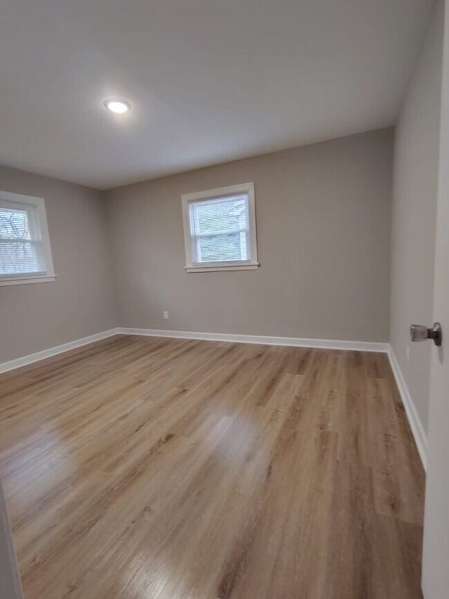 Foto del edificio - Completely Remodeled, Three Bedroom, One Bath Brick home in quiet subdivision.  Great Location