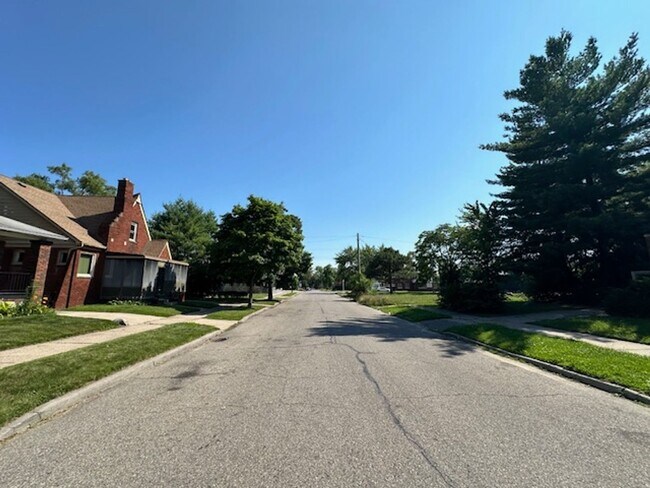 Building Photo - 4 Bedroom 2 Bath Brick Tudor For Lease