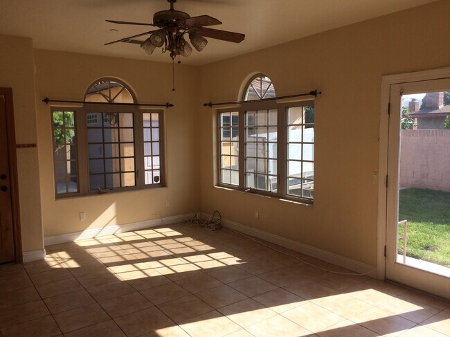 Sala de estar - 652 S Hollenbeck Ave