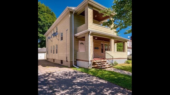 Building Photo - 253 Monroe St