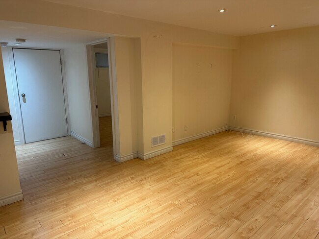 Photo du bâtiment - SPACIOUS 2-BEDROOM LEGAL BASEMENT APARTMEN...