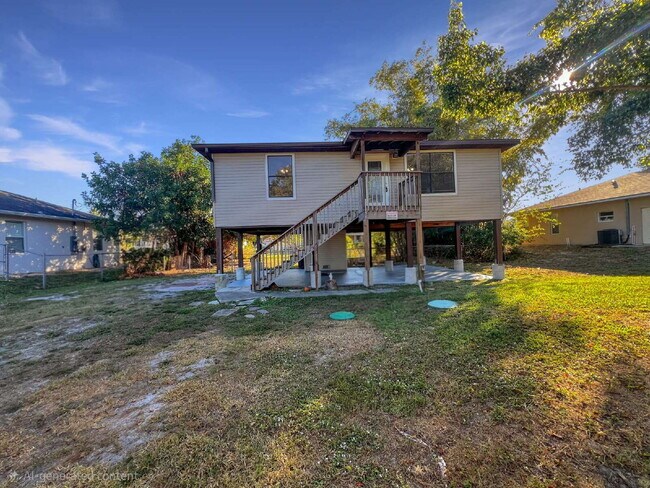 Building Photo - Cozy Inside, Spacious Outside: Fort Myers 2 Bed / 1 Bath + Giant Lawn + W/D Hookups — Pets Accepted