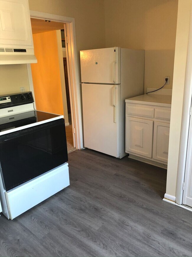 Building Photo - Spacious Townhome Close to METRO, Parks, &...