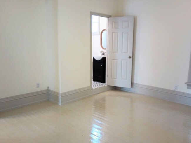 Building Photo - BEAUTIFUL 2/2 DUPLEX APARTMENT ***Ground L...