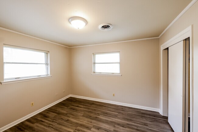 Foto del edificio - 311 Sterling Dr