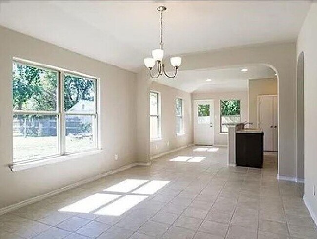 Foto del edificio - Spacious 3 bedroom, 2 bath available!