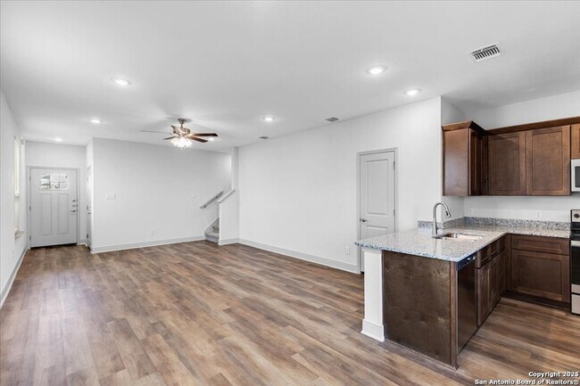 Foto del edificio - 7509 Astro Fld