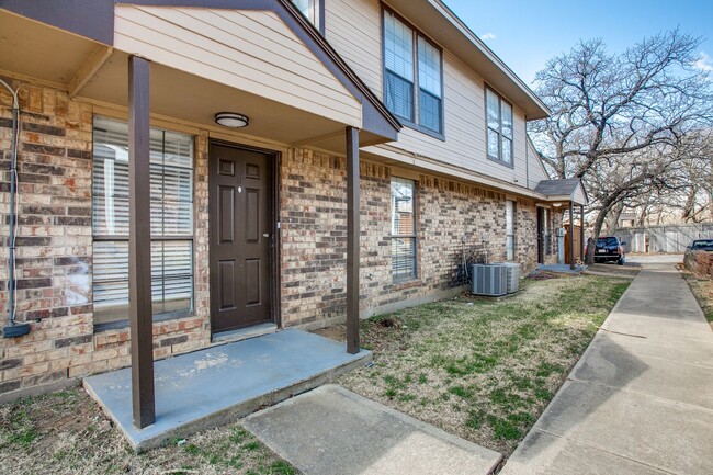 Building Photo - 3 Bedroom Townhome in Kennedale - Fast Mov...