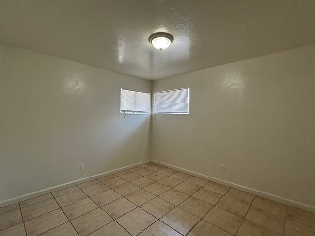 Building Photo - Gardella Duplex-824