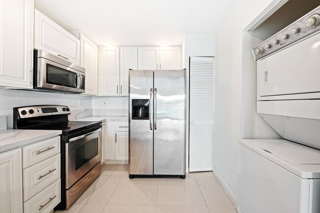 Foto del edificio - Peaceful corner unit 2 Bed 2 bath overlooking beautiful lake