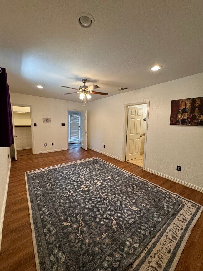 Building Photo - 4931 W Mockingbird Ln