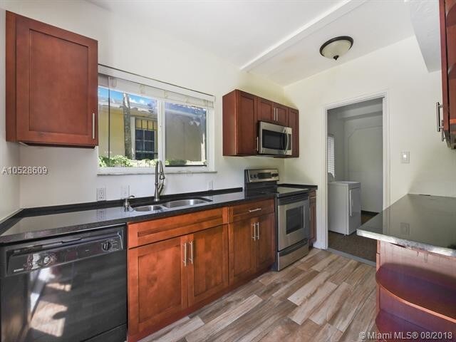 Building Photo - 1580 SW 19th Ave