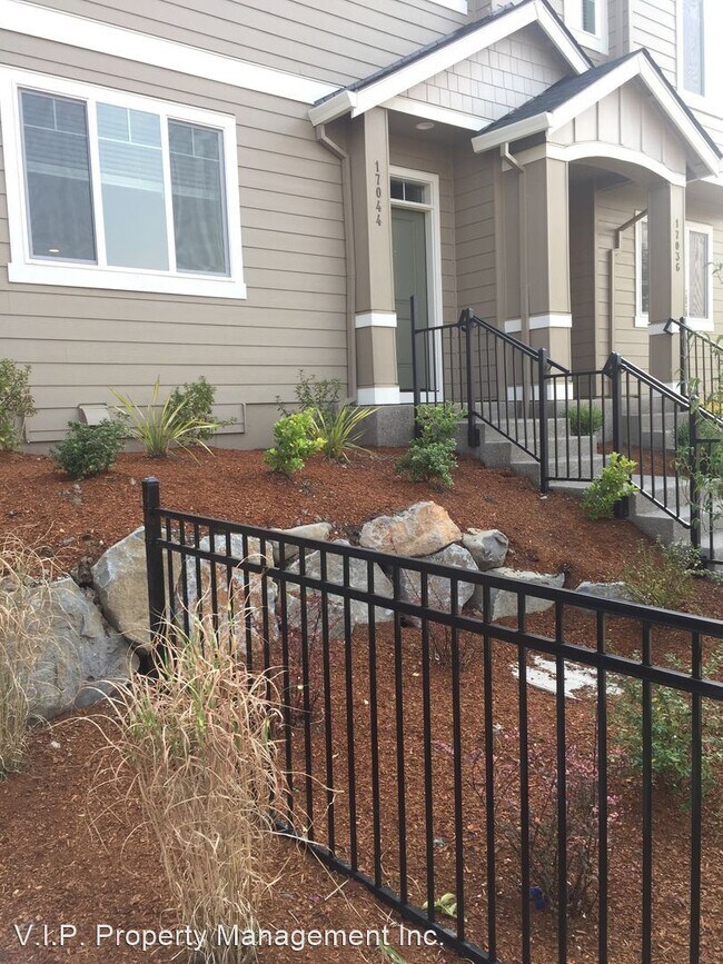 Building Photo - 3 br, 2.5 bath House - 17044 SE Crossroads...