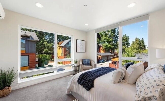 Building Photo - 4bd/3.5ba Seattle Condo