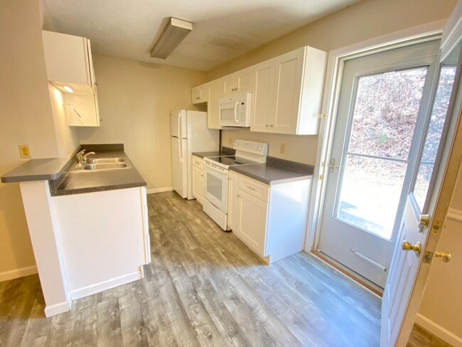 Foto del edificio - AWESOME 2 BEDROOM CONDO IN PARKWAY HEIGHTS...