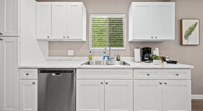 Kitchen - 612 E Regent St