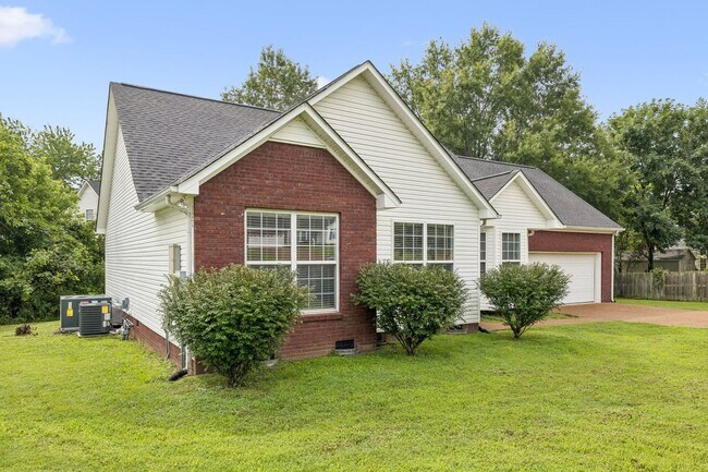 Foto del edificio - 3BR/2BA + Bonus room, home in Thompsons Station, TN