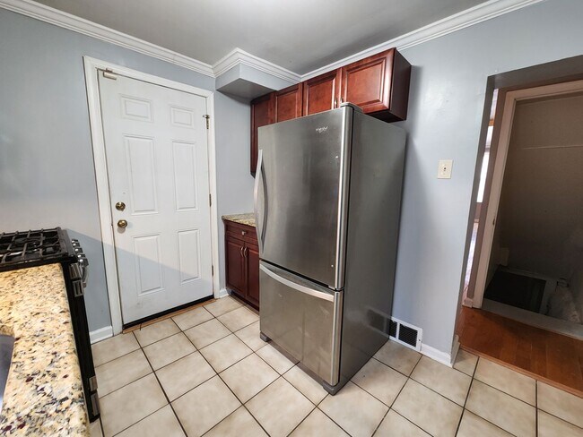 Building Photo - Bright 2 bed 1.5 bath available 6/14 with ...