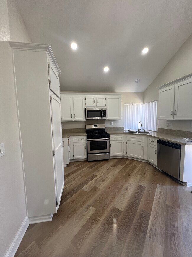 Building Photo - 737 Ashbrook Dr