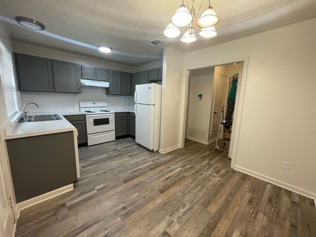 Building Photo - 2 bedroom 1.5 bath townhome