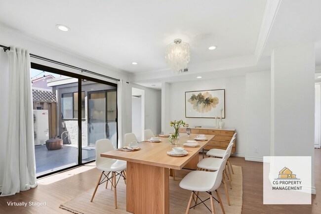Foto del edificio - Beautifully Remodeled 3BD Townhome | Multi-Zone A/C | Private Patio