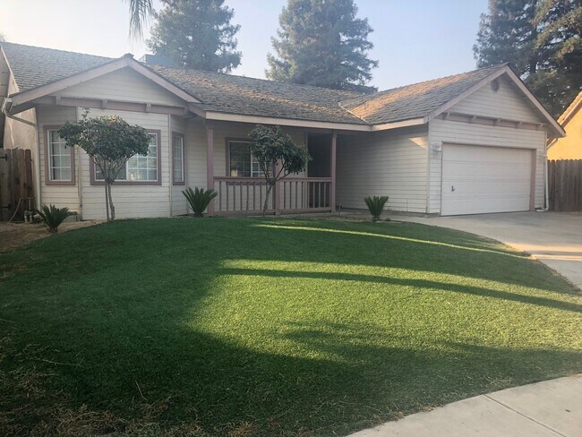 Foto del edificio - 710 N. CRUMAL CT  4 BEDROOM 2 BATHROOM  VI...
