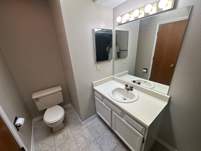 Foto del edificio - 2 Bed, 2 Bath Unit in Rockrimmon