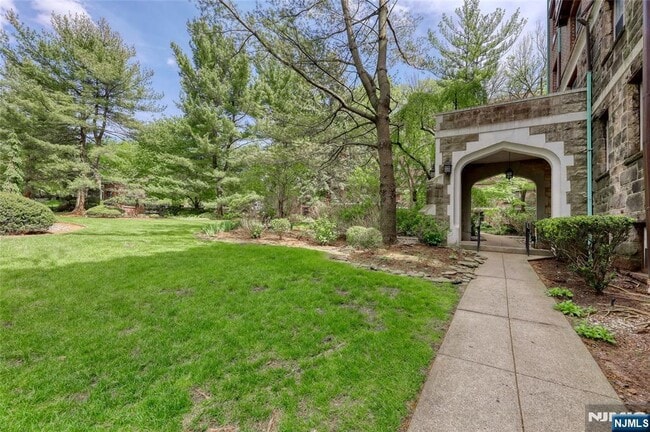 Building Photo - 100 E Palisade Ave