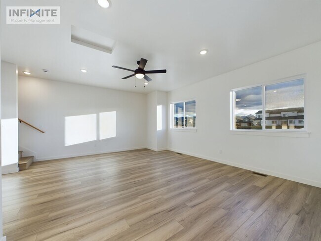 Foto del edificio - Wonderful 3 Bedroom End Unit