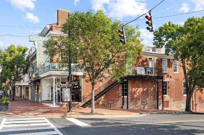 Building Photo - 901 Caroline St