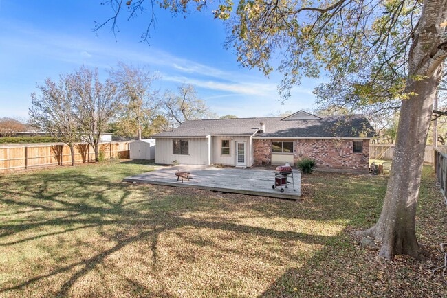 Building Photo - FALL 2026 PRE-LEASE! Amazing Location for ...