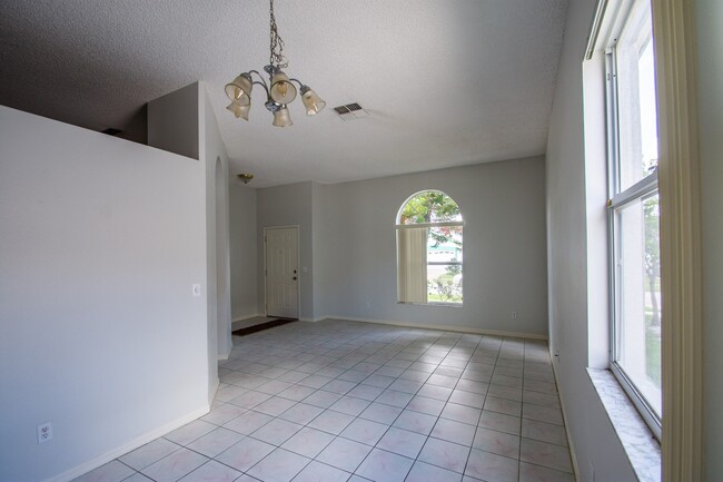 Foto del edificio - Available Now! 3/2 Home Near Hunter's Creek and OIA