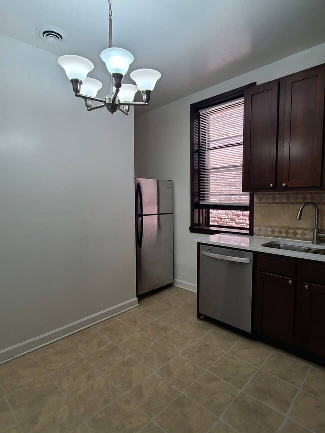 Building Photo - 1533 W Highland Ave