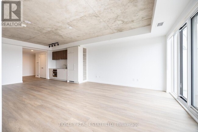 Building Photo - 689-689 The Queensway