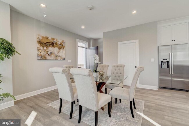 Foto del edificio - Stunning End-Rowhouse 4/Bedrooms, 4.5 Bath...