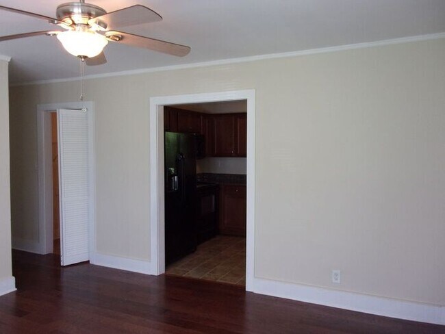 Building Photo - 3 Bedroom 1 Bath Brick Ranch Home in Fort ...