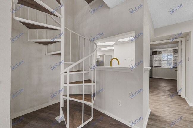 Foto del edificio - Freshly Renovated 2-Bed 2-Bath Condo Near ...