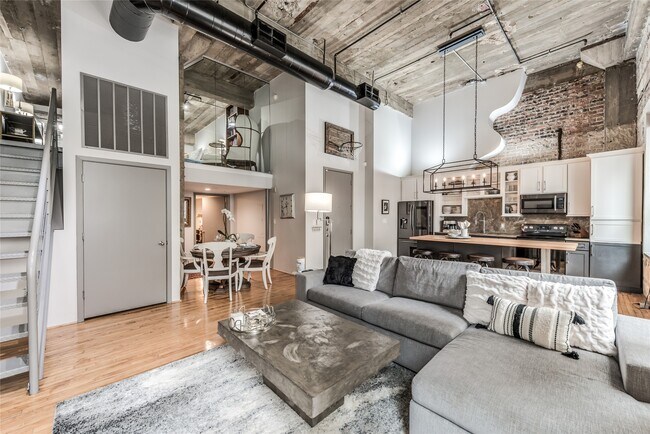 Building Photo - 705 Main St