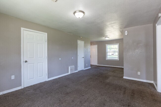 Building Photo - Charming 4-Bedroom Home with Modern Update...