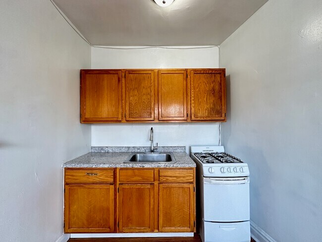 Building Photo - 2432 N Linden Pl