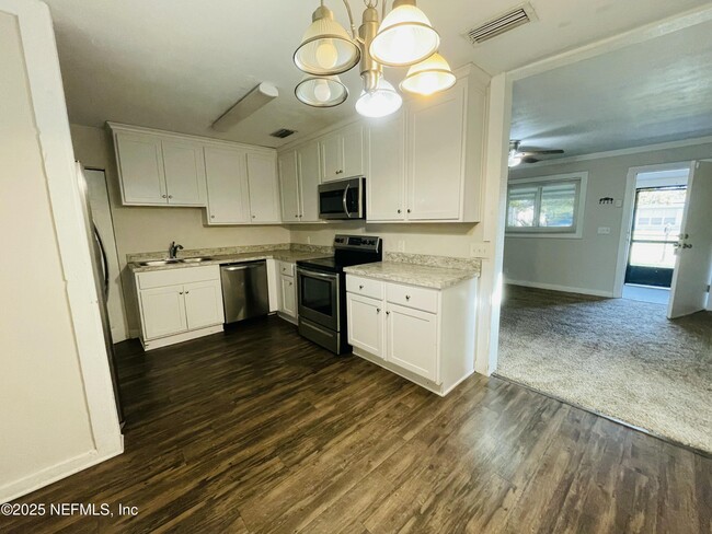 Building Photo - 10824 Indies Dr N