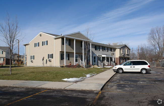 Building Photo - Pinebrook Manor Apartments