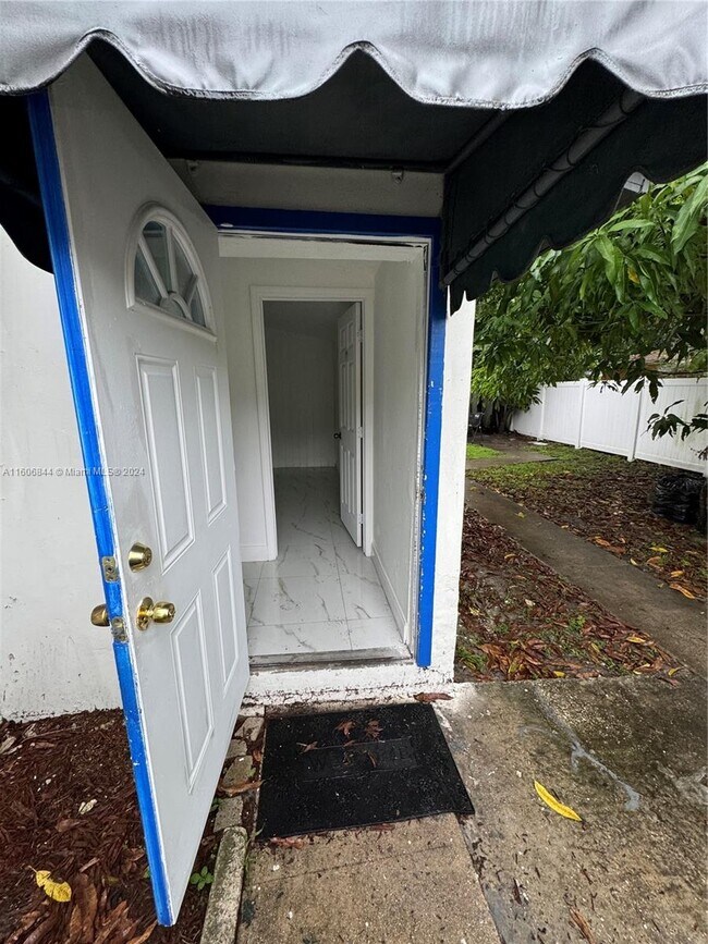 Foto del edificio - 1241 NE 150th St