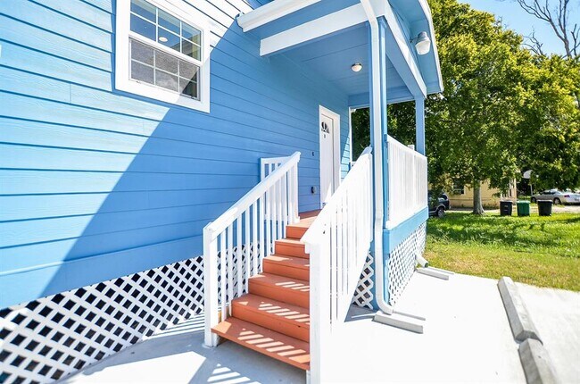 Building Photo - 239 Broadhurst Dr