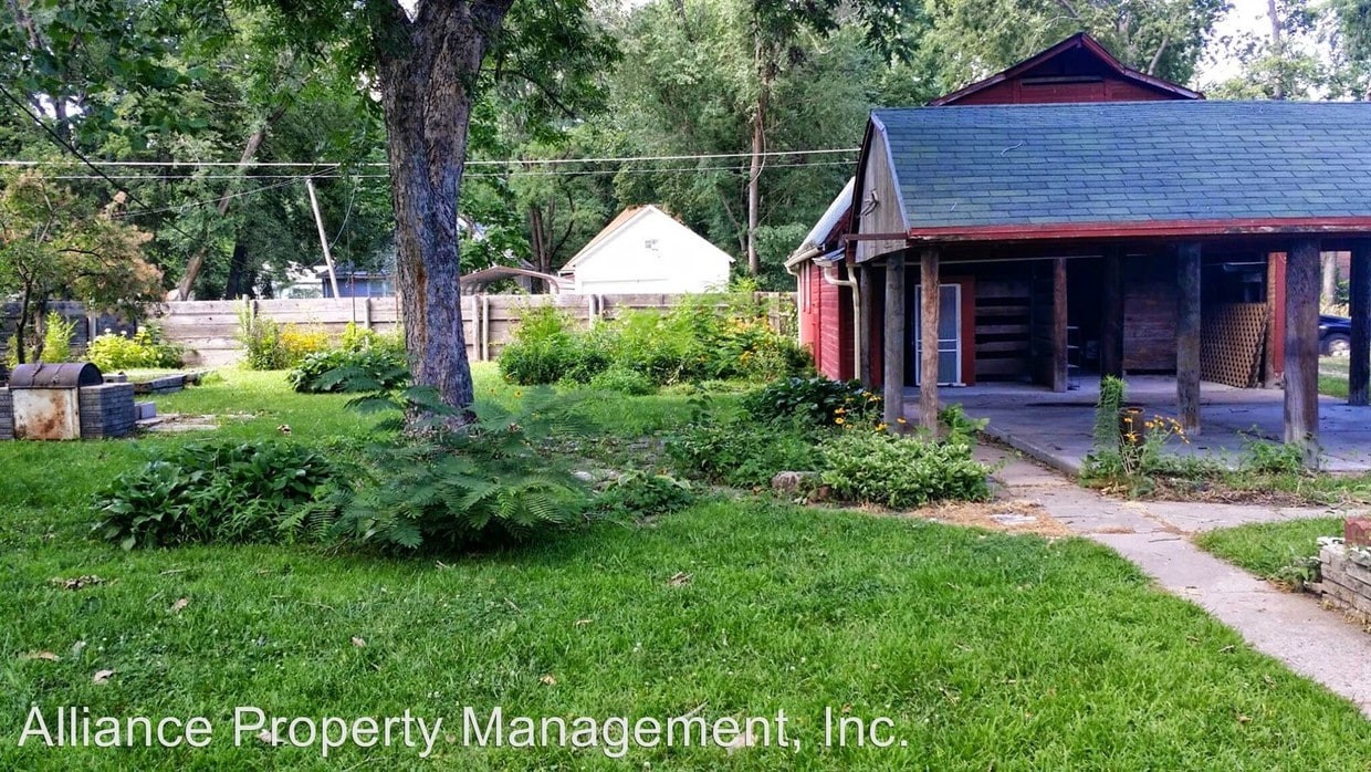 412 Bluemont Ave, Manhattan, KS 66502 Room for Rent in Manhattan, KS