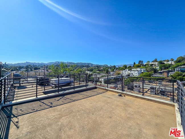 Building Photo - 2926 Rowena Ave