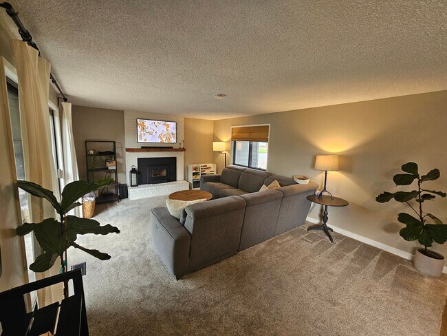 Building Photo - Beautifully Remodeled Home in the Valley