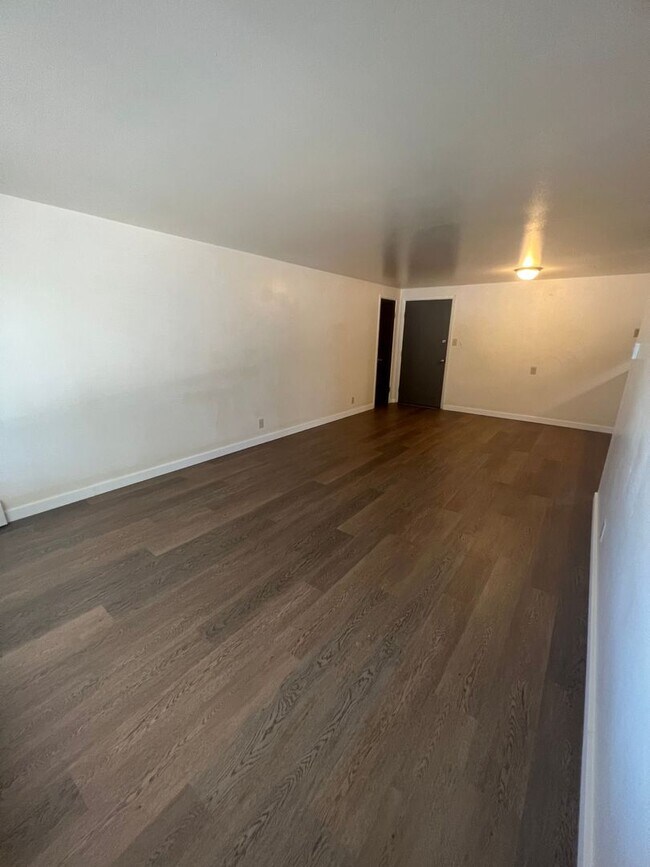 Building Photo - Robertson1001 (KC-JF-NB)